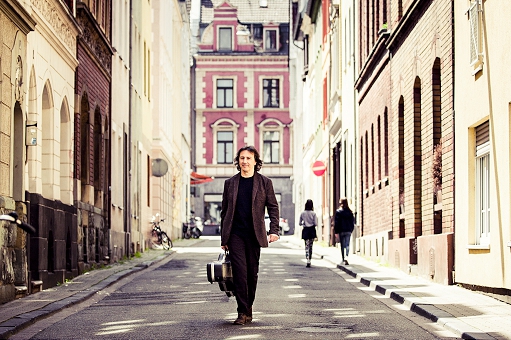 (Bild für) Musiksommer am WKW - Pippo Pollina & Palermo Acoustic Quintet in Concerto - zum Schließen ins Bild klicken